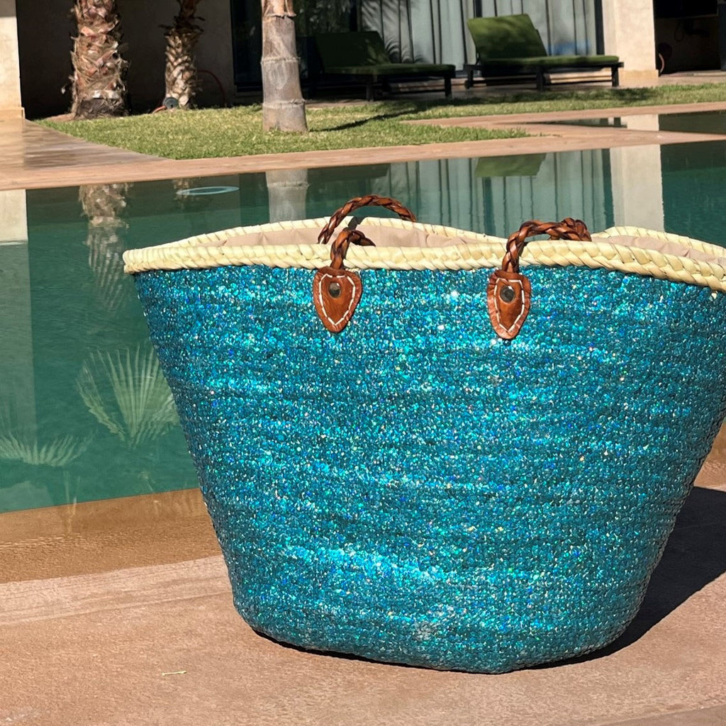 Rieten strandtas met pailletten turquoise, bij het zwembad