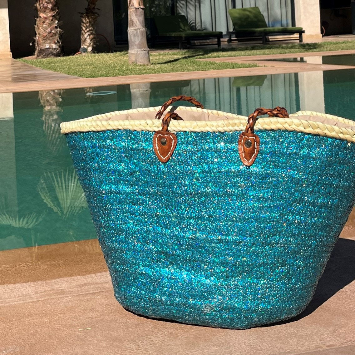 Rieten strandtas met pailletten turquoise, bij het zwembad