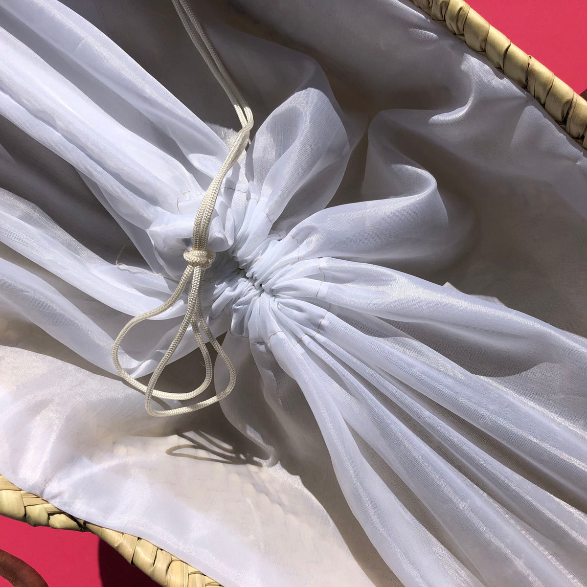 Rieten strandtas met pailletten zilver, binnenkant met witte voering en trekkoord