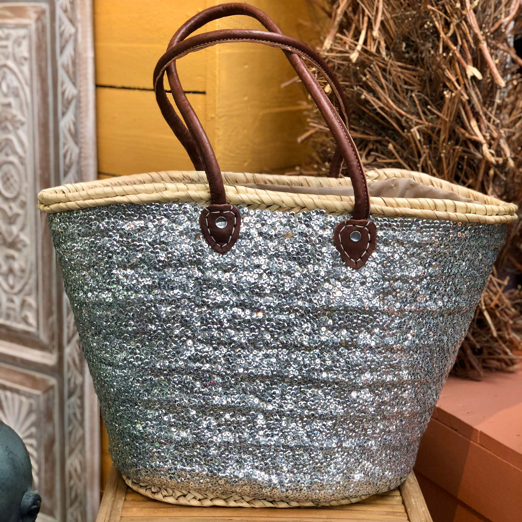 Rattan beach bag with sequins silver, front view in the sun