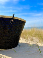 Rieten strandtas met pailletten zwart, in de duinen