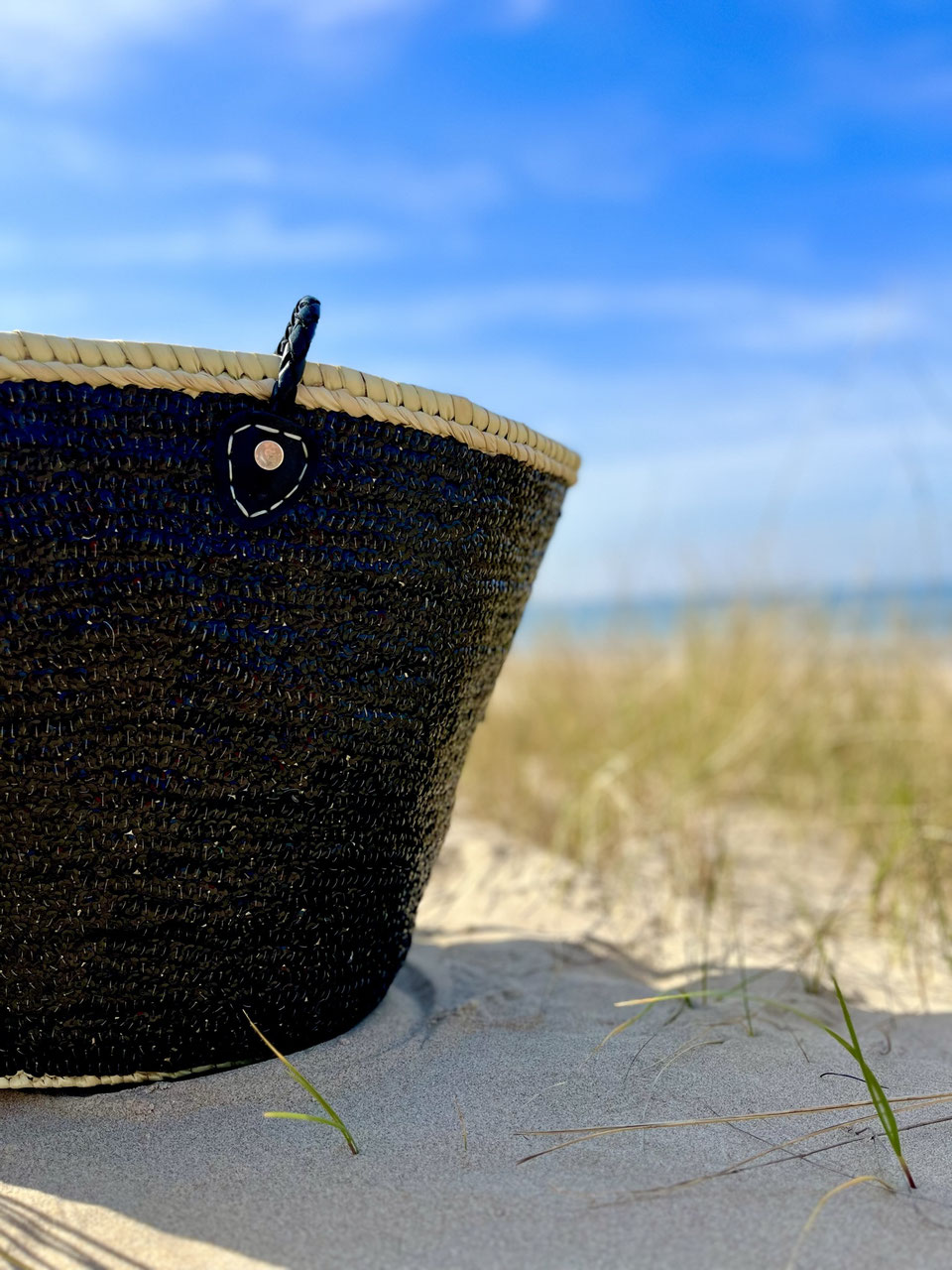 Rieten strandtas met pailletten zwart, in de duinen