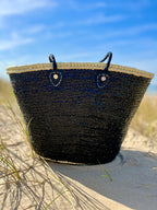 Rieten strandtas met pailletten zwart, vooraanzicht in de duinen