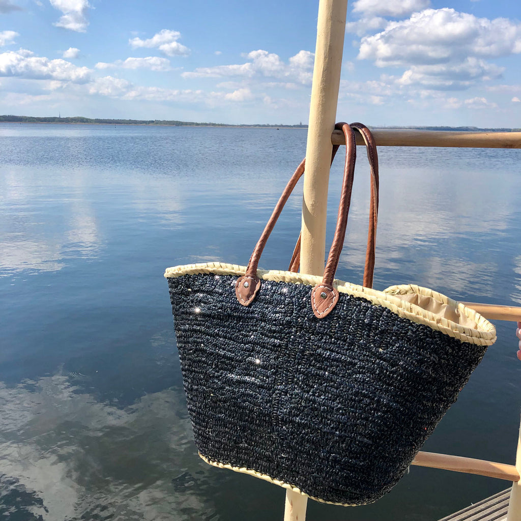 Rieten strandtas met pailletten zwart, aan het water