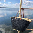 Rieten strandtas met pailletten zwart, aan het water