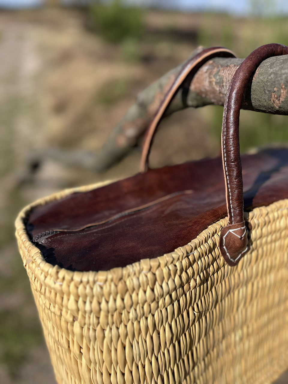 Rattan bag Faria with leather closure, detail of the leather handles