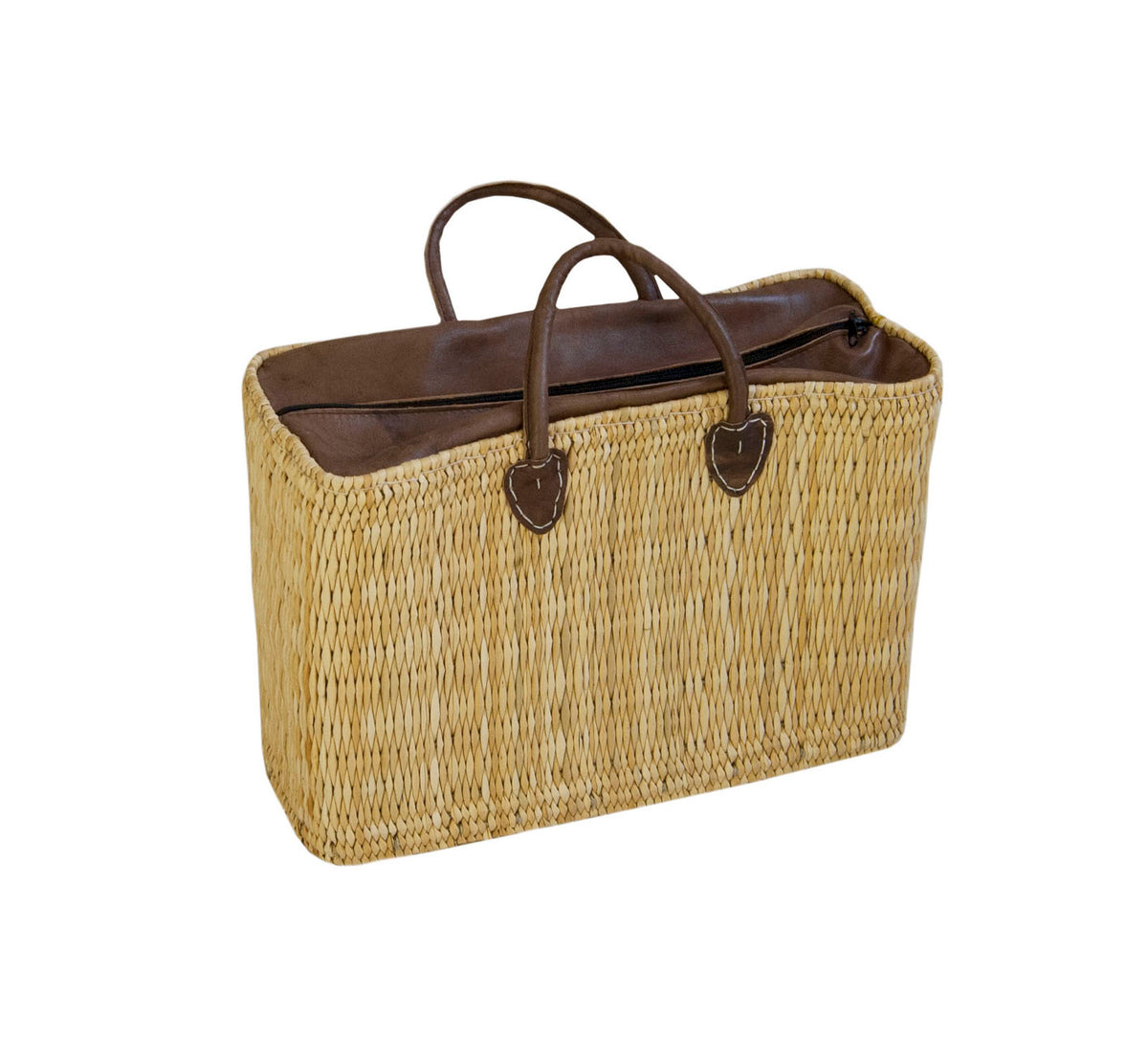 Rieten tas Faria met leren sluiting, op een witte achtergrond