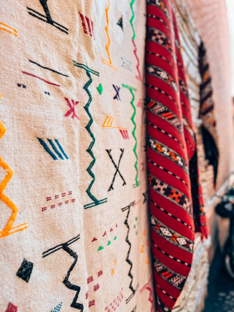 Handgeweven Berber textiel met kleurrijke motieven