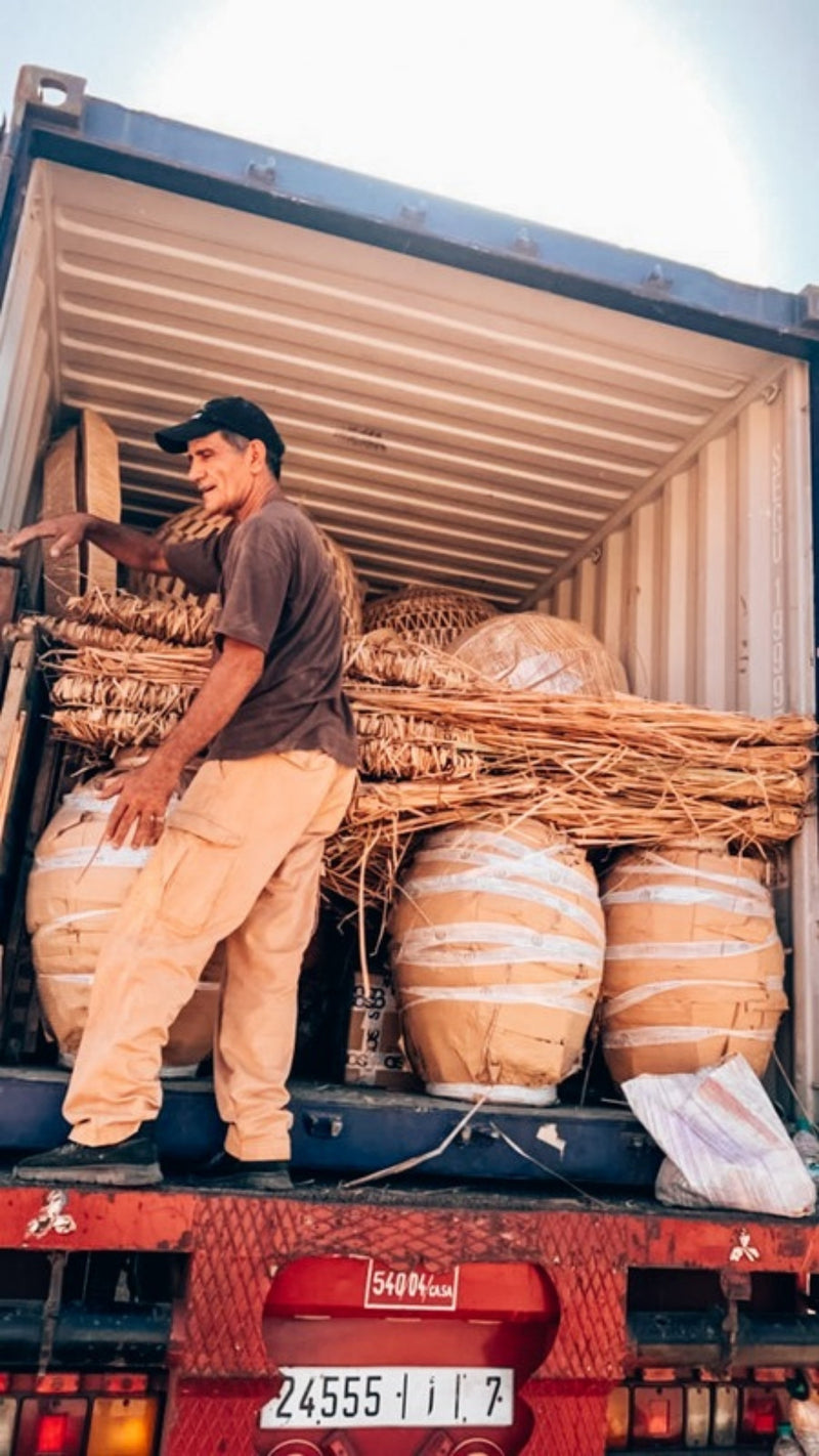Vrachtwagen wordt geladen met handgemaakte manden voor levering