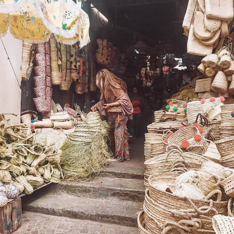 Souk in Marokko met handgemaakte rieten manden en tassen