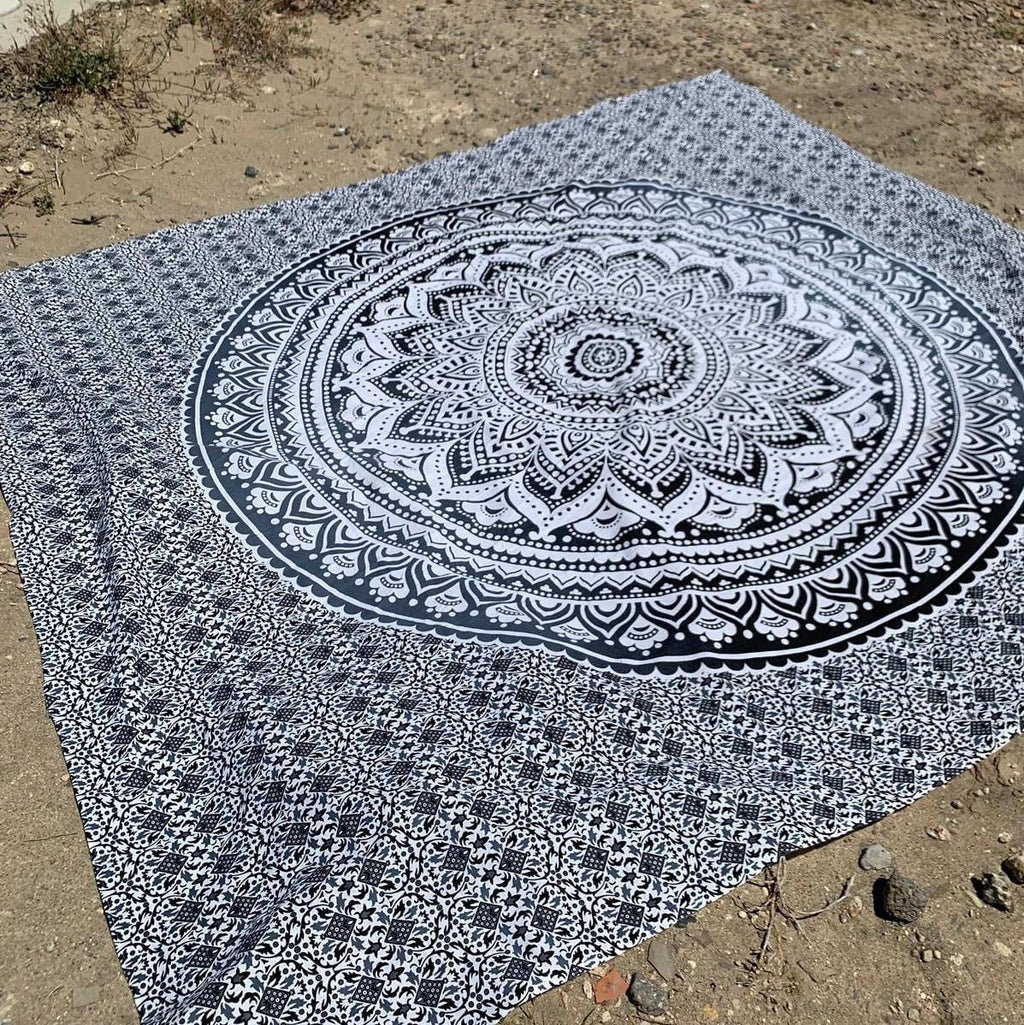 XXL strandlaken Black Ombre 235x220 cm, bovenaanzicht van de mandala