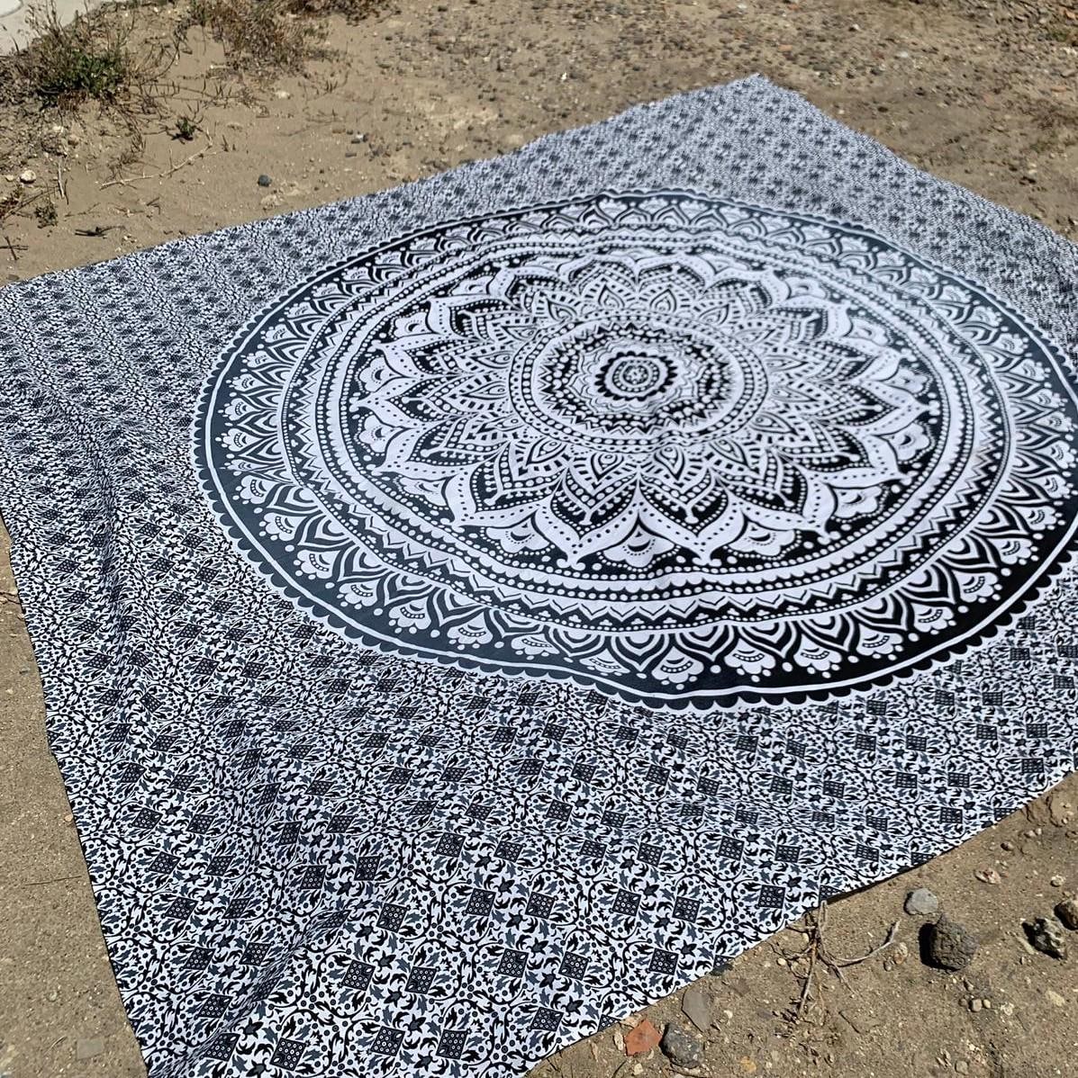 XXL strandlaken Black Ombre 235x220 cm, bovenaanzicht van de mandala