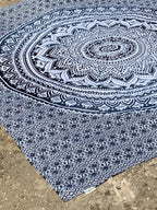 XXL strandlaken Black Ombre 235x220 cm, close-up van de zwart witte mandala