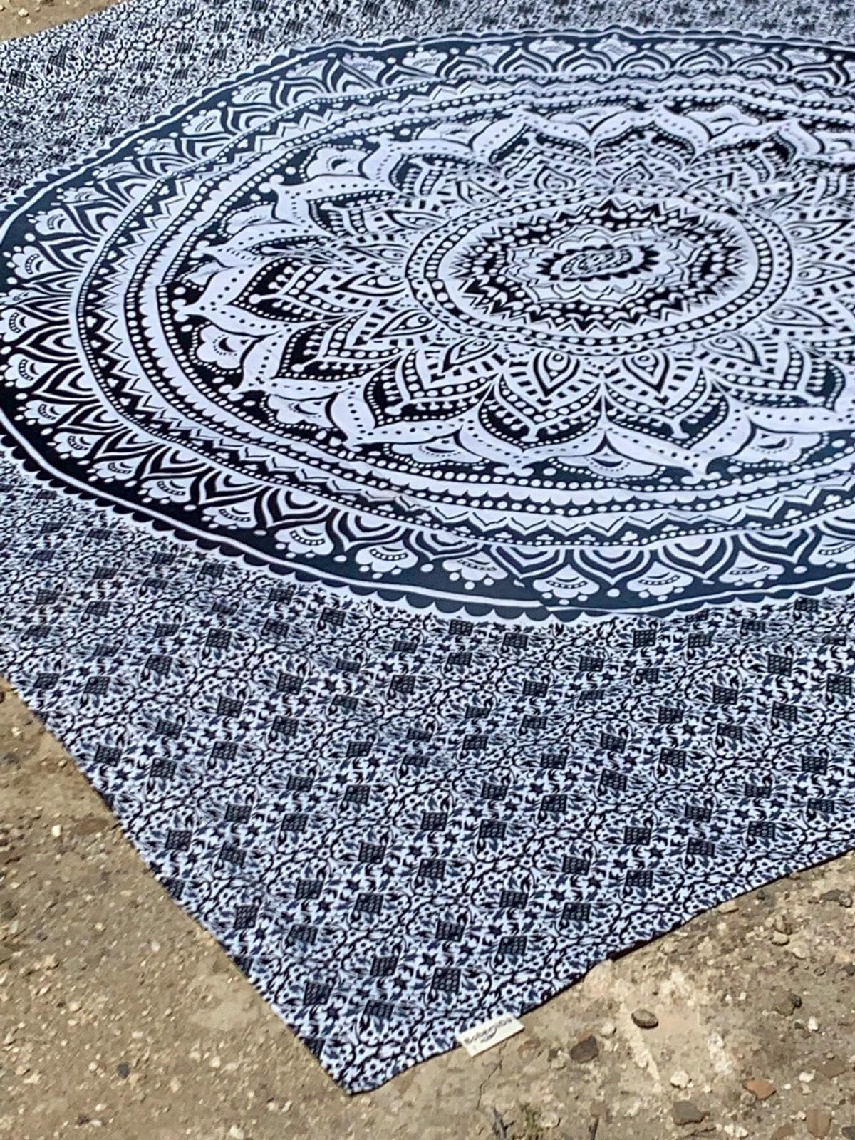 XXL strandlaken Black Ombre 235x220 cm, close-up van de zwart witte mandala