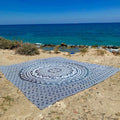 XXL strandlaken Black Ombre 235x220 cm, uitgespreid op het strand