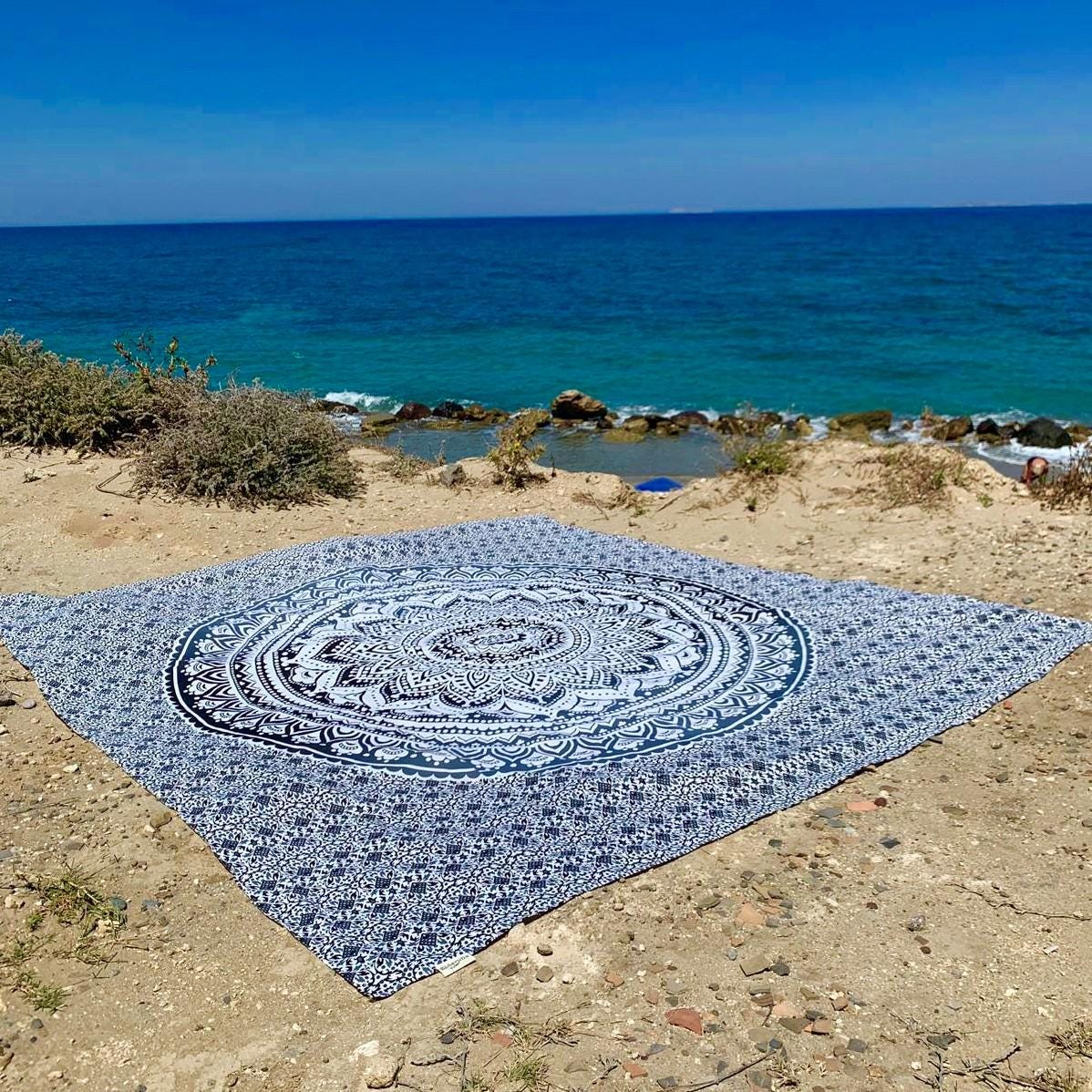 XXL strandlaken Black Ombre 235x220 cm, uitgespreid op het strand