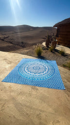 XXL strandlaken Blue Ombre 235x220 cm, bij een strohut in de bergen