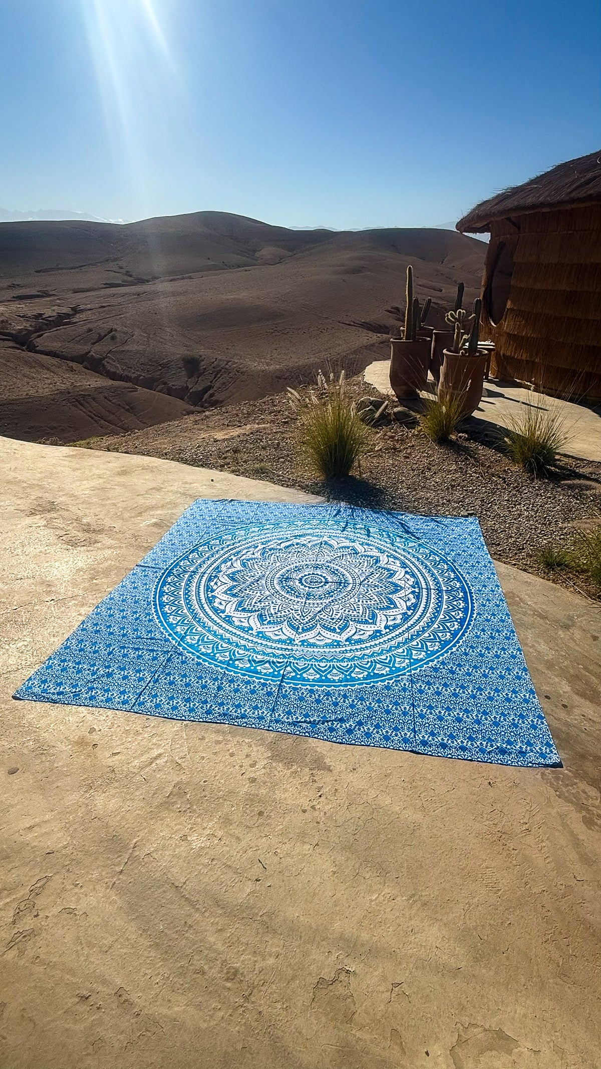 XXL strandlaken Blue Ombre 235x220 cm, bij een strohut in de bergen