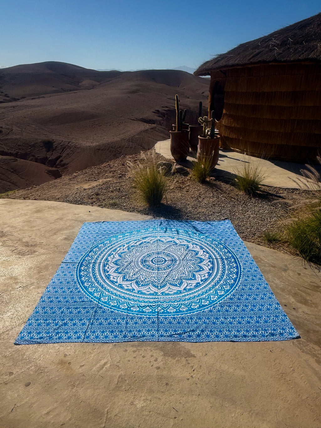 XXL strandlaken Blue Ombre 235x220 cm, als boho mandala kleed in een berglandschap