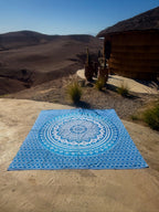 XXL strandlaken Blue Ombre 235x220 cm, als boho mandala kleed in een berglandschap