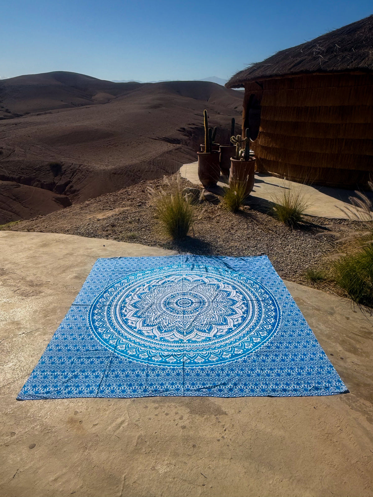XXL strandlaken Blue Ombre 235x220 cm, als boho mandala kleed in een berglandschap