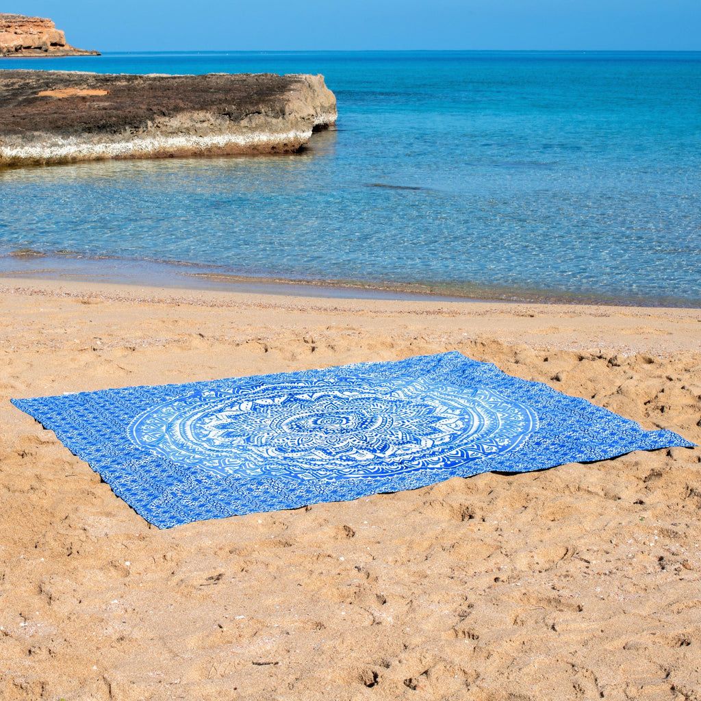 XXL strandlaken Blue Ombre 235x220 cm, uitgespreid op het strand