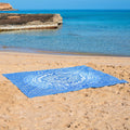 XXL strandlaken Blue Ombre 235x220 cm, uitgespreid op het strand