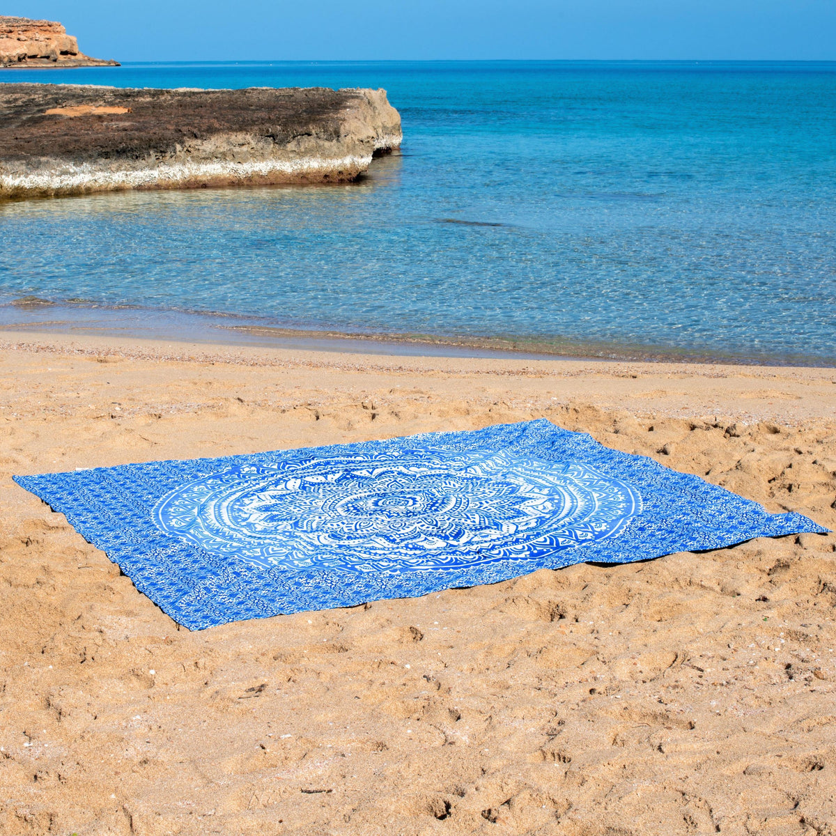 XXL strandlaken Blue Ombre 235x220 cm, uitgespreid op het strand