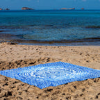 XXL strandlaken Blue Ombre 235x220 cm, op het zand bij zee