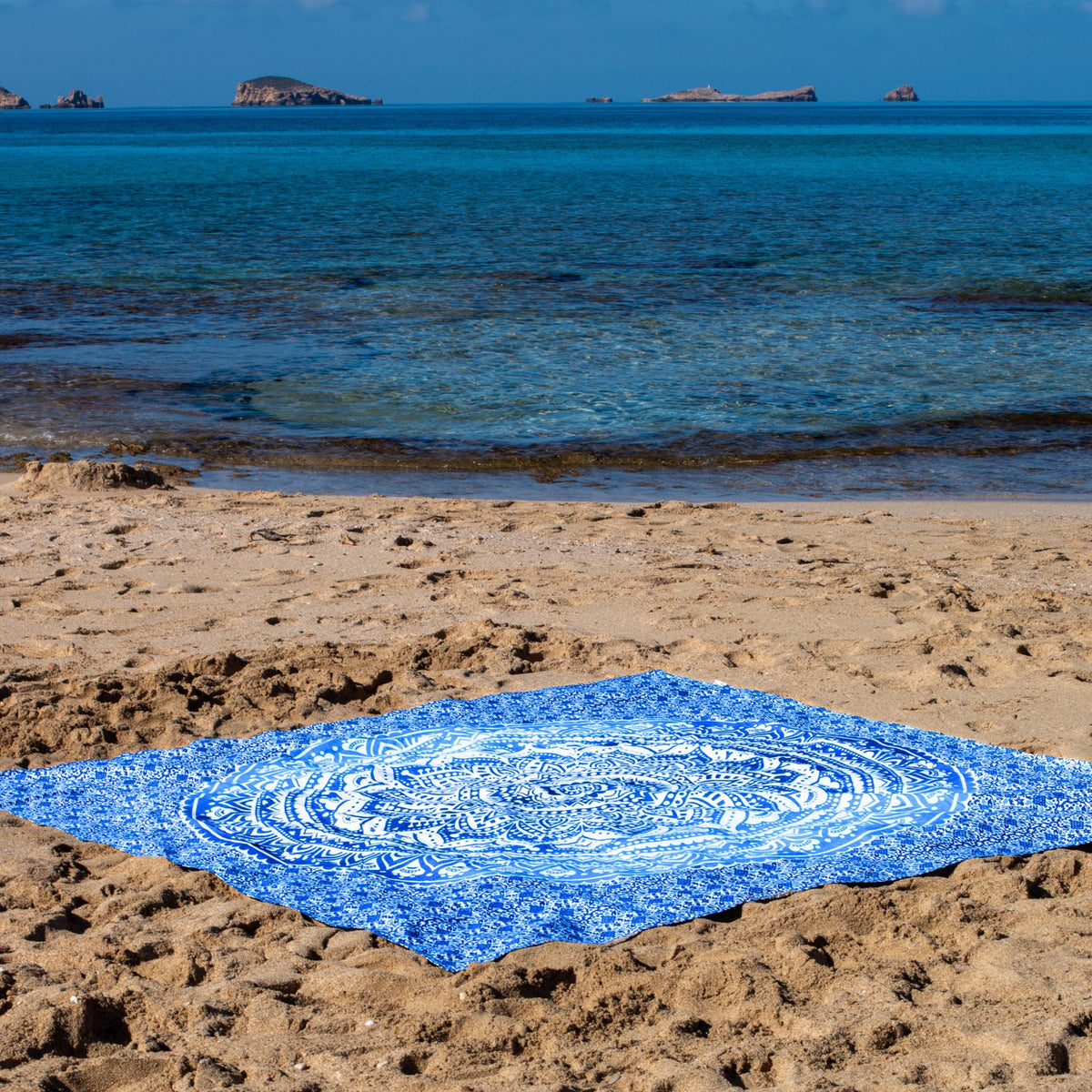 XXL strandlaken Blue Ombre 235x220 cm, op het zand bij zee