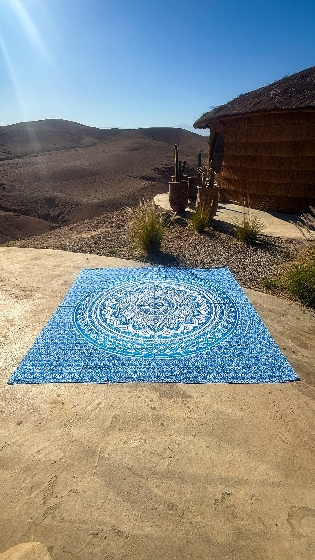 XXL strandlaken Blue Ombre 235x220 cm, in de zon met de bergen op de achtergrond