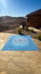 XXL strandlaken Blue Ombre 235x220 cm, in de zon met de bergen op de achtergrond