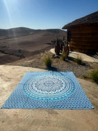 XXL strandlaken Blue Ombre 235x220 cm, uitgespreid op een zonnige rots met uitzicht op de bergen