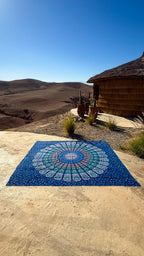 XXL strandlaken Blue Paradise 235x220 cm, bij een strohut in de bergen