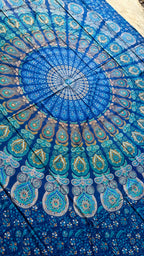XXL strandlaken Blue Paradise 235x220 cm, close-up van de mandala in de zon