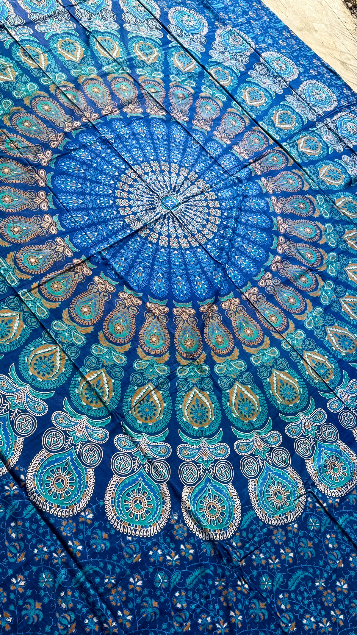 XXL strandlaken Blue Paradise 235x220 cm, close-up van de mandala in de zon