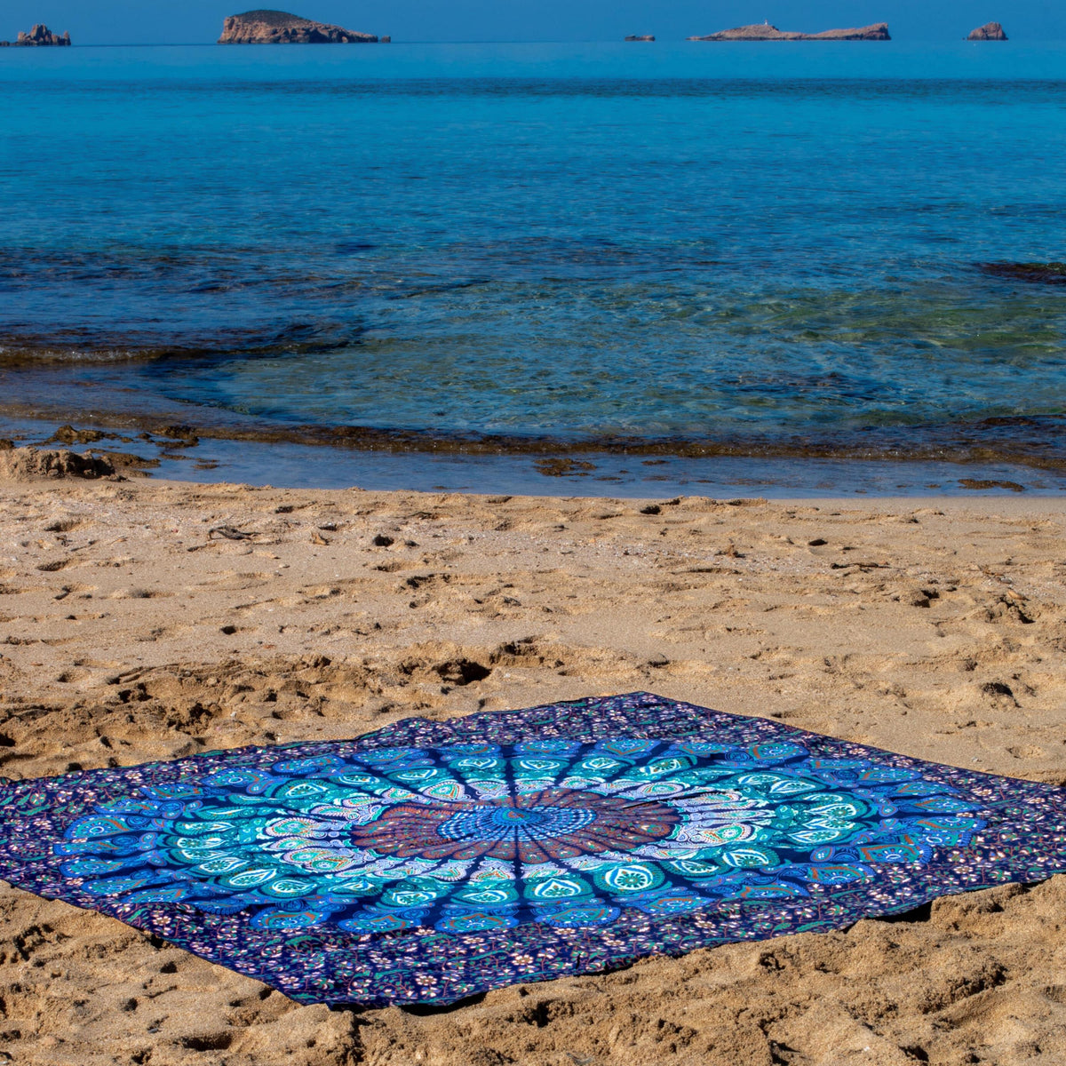 XXL strandlaken Blue Paradise 235x220 cm, op het zand bij zee