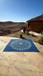 XXL strandlaken Blue Paradise 235x220 cm, uitgespreid op een zonnige rots met uitzicht op de bergen