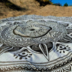 XXL strandlaken Flowerpower Black 235x220 cm, close-up van de bloemenprint
