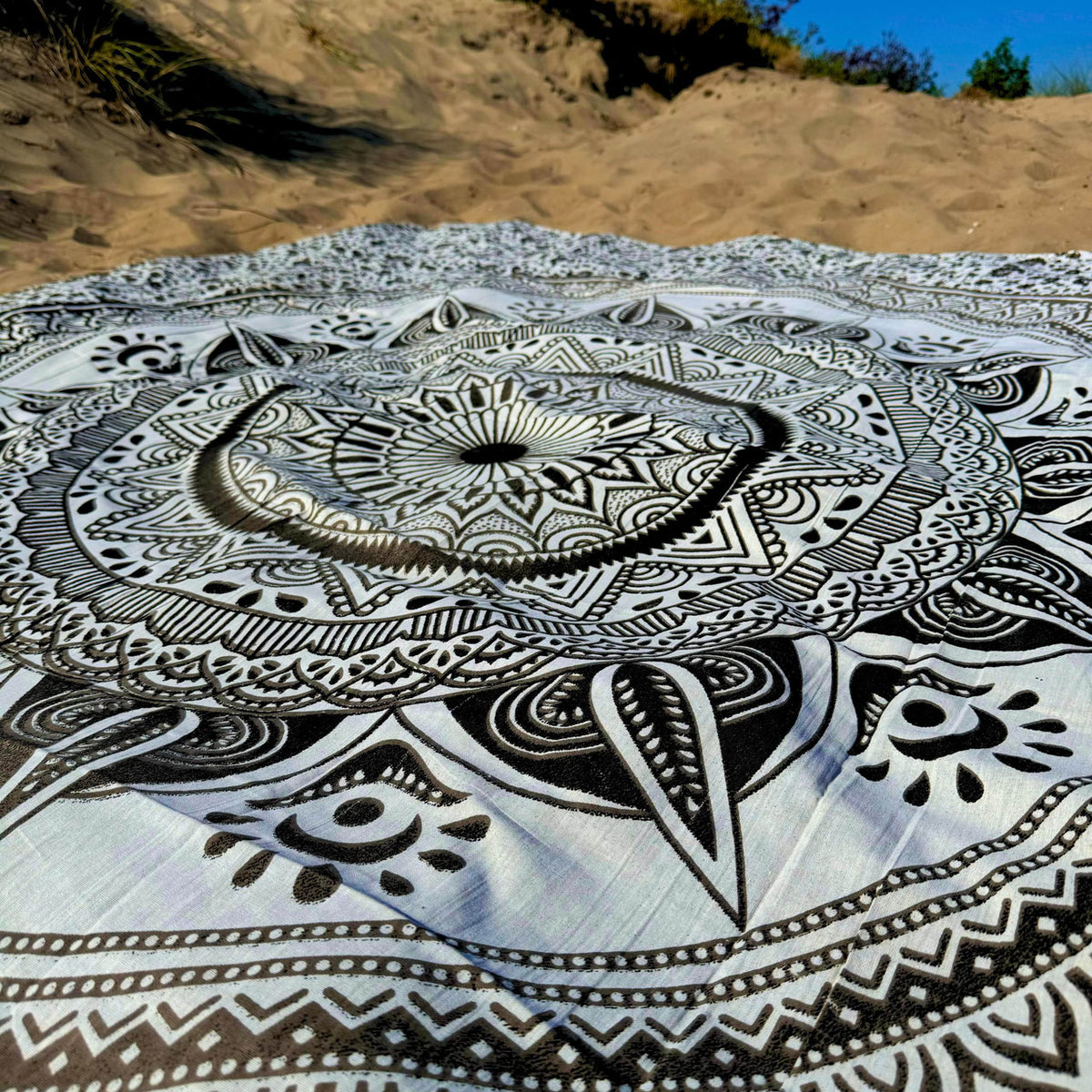 XXL strandlaken Flowerpower Black 235x220 cm, close-up van de bloemenprint
