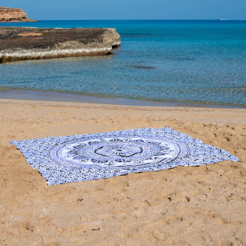XXL strandlaken Flowerpower Black 235x220 cm, uitgespreid op het strand