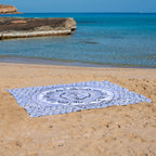 XXL strandlaken Flowerpower Black 235x220 cm, uitgespreid op het strand