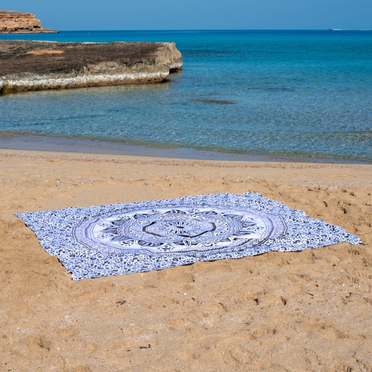 XXL strandlaken Flowerpower Black 235x220 cm, uitgespreid op het strand