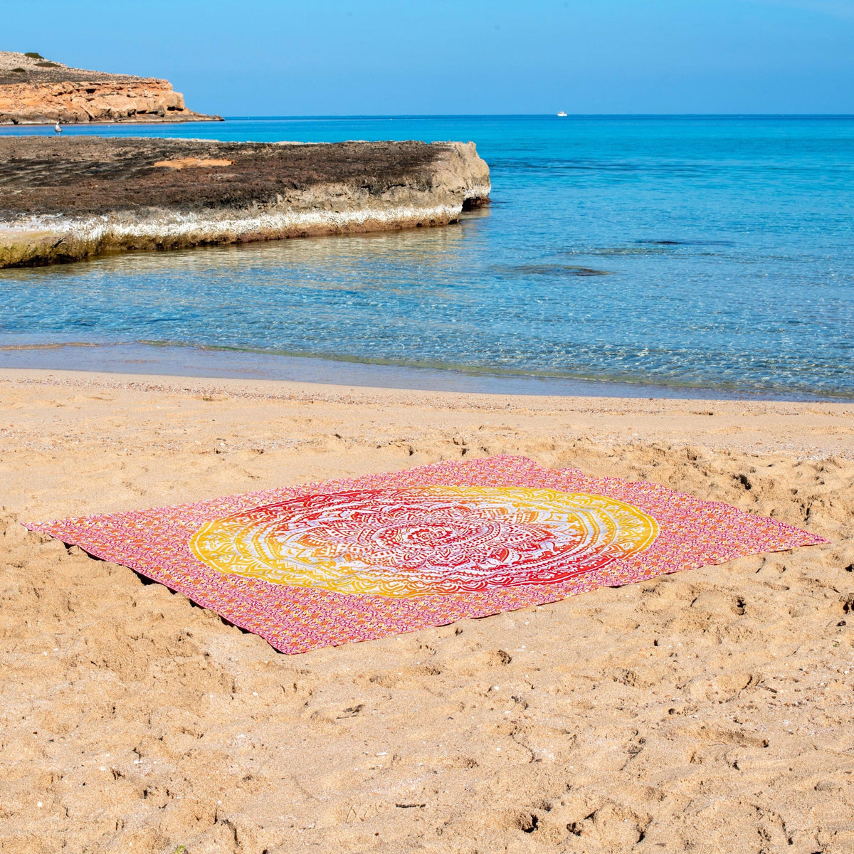 XXL strandlaken Geel Oranje Ombre 235x220 cm, uitgespreid op het strand