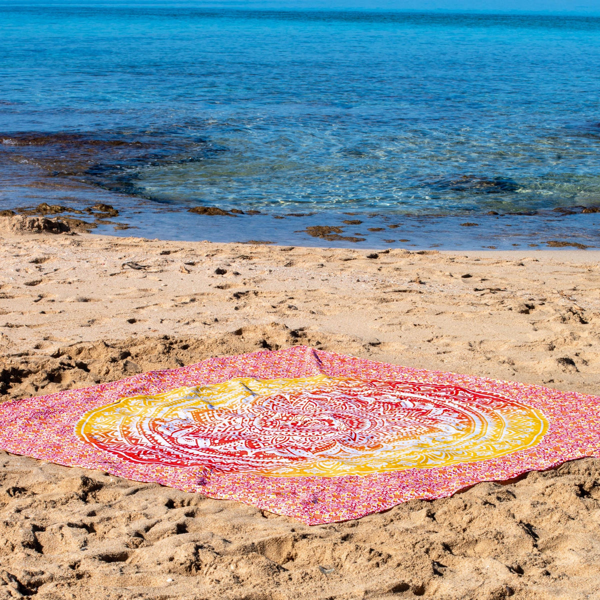 XXL strandlaken Geel Oranje Ombre 235x220 cm, op het zand bij zee