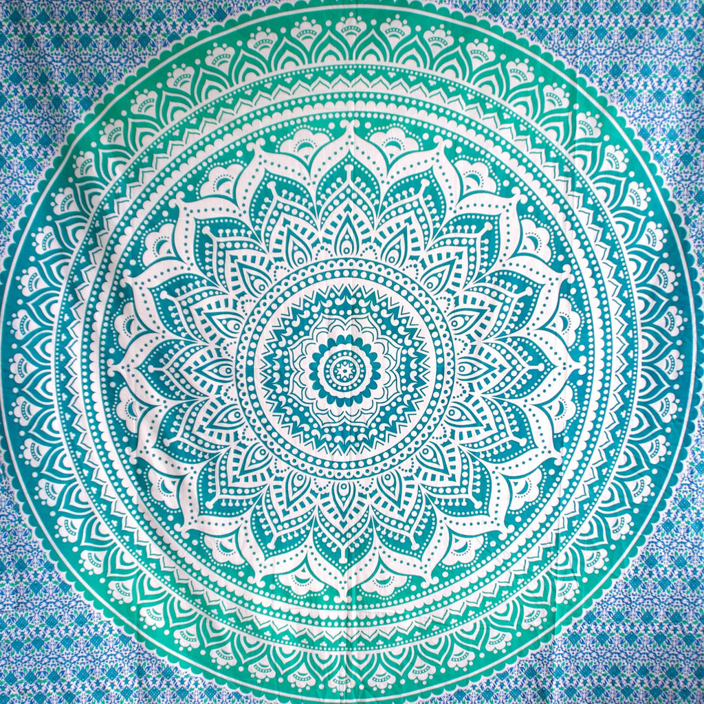 XXL strandlaken Green Ombre 235x220 cm, bovenaanzicht van de mandala