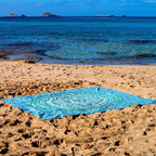 XXL strandlaken Green Ombre 235x220 cm, uitgespreid op het strand