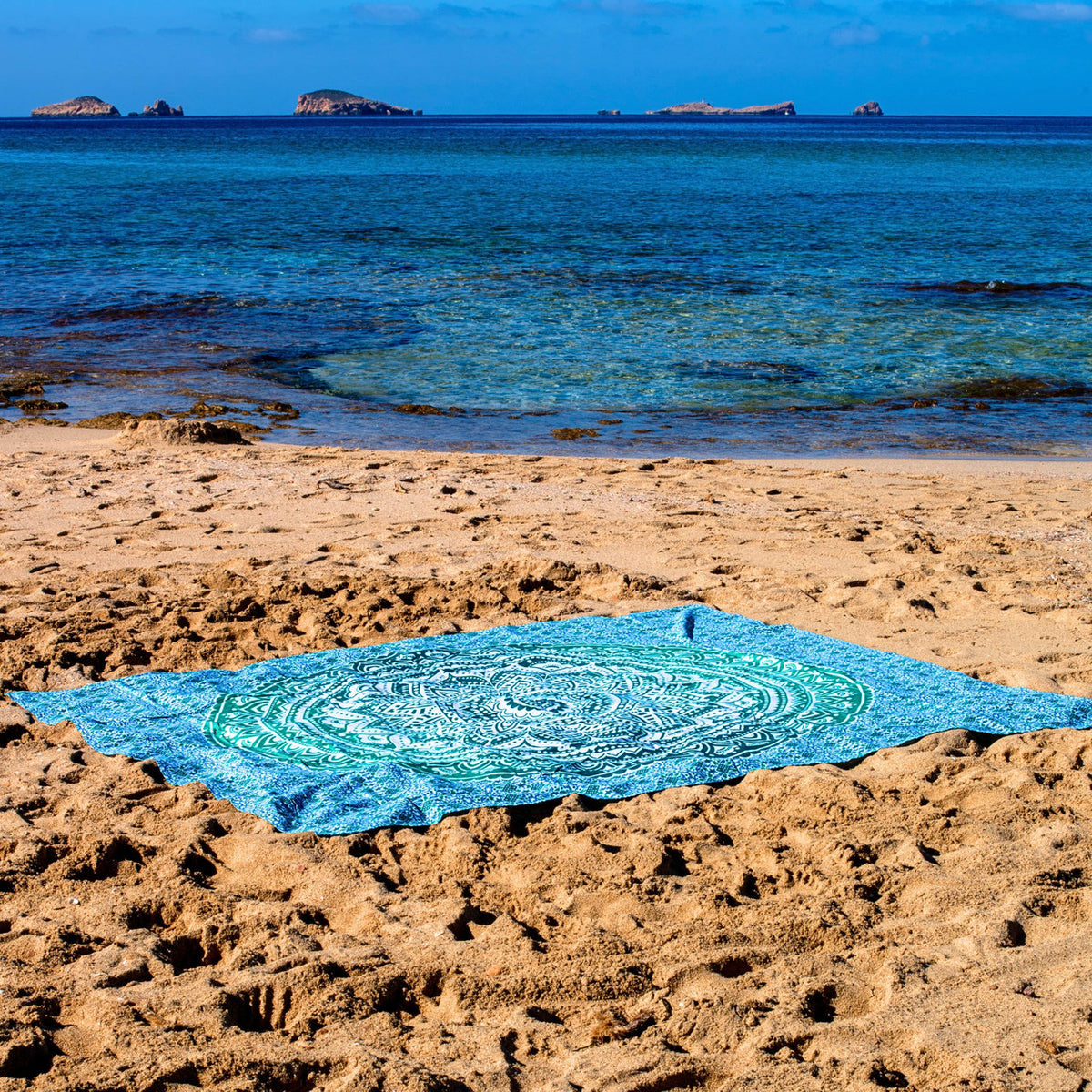 XXL strandlaken Green Ombre 235x220 cm, uitgespreid op het strand