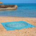 XXL strandlaken Green Ombre 235x220 cm, uitgespreid op het strand