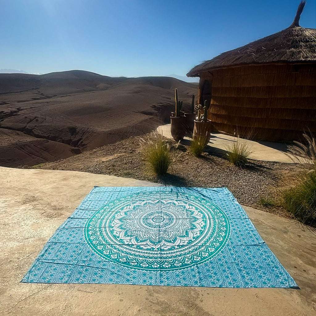 XXL strandlaken Green Ombre 235x220 cm, uitgespreid op een zonnige rots met uitzicht op de bergen